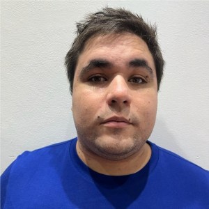 Foto de Otavio Lourenço da Silva, homem de cabelos escuros, com camiseta azul.